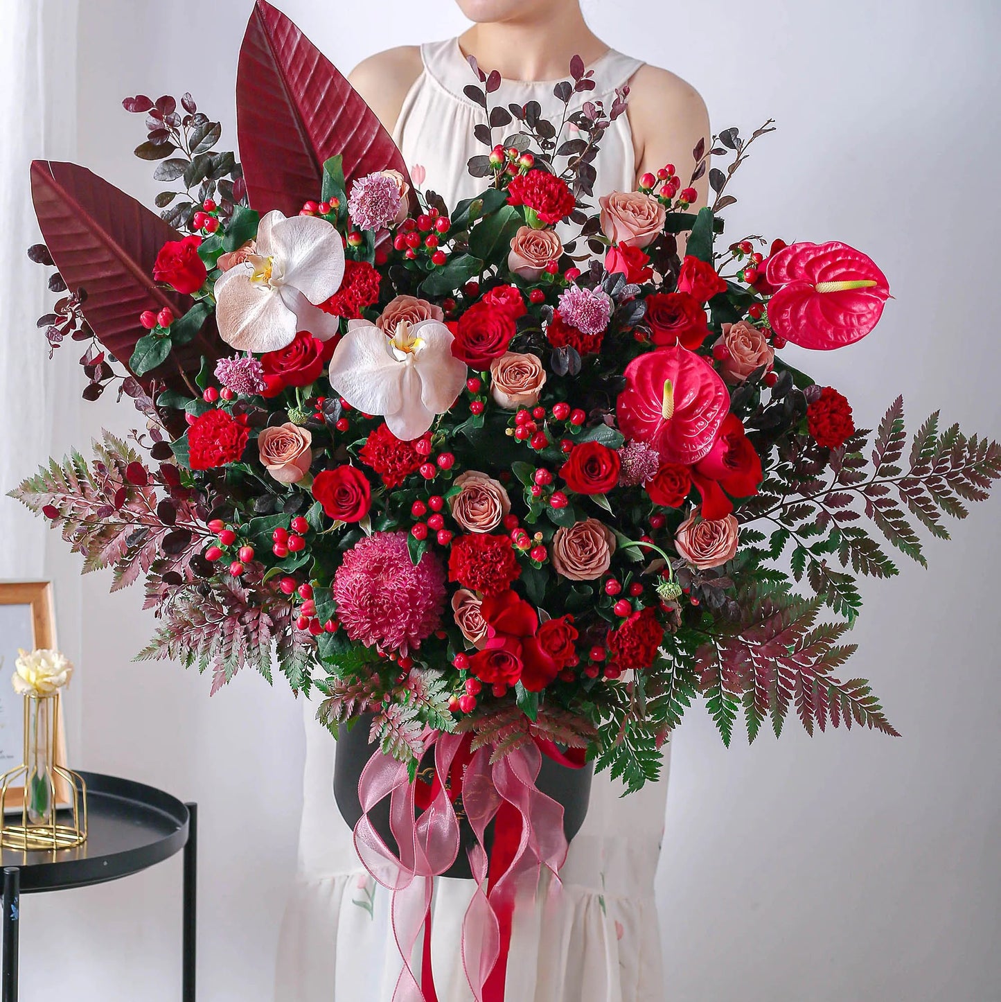 【花開富貴】紅玫瑰紅掌蝴蝶蘭混搭鮮花桶
