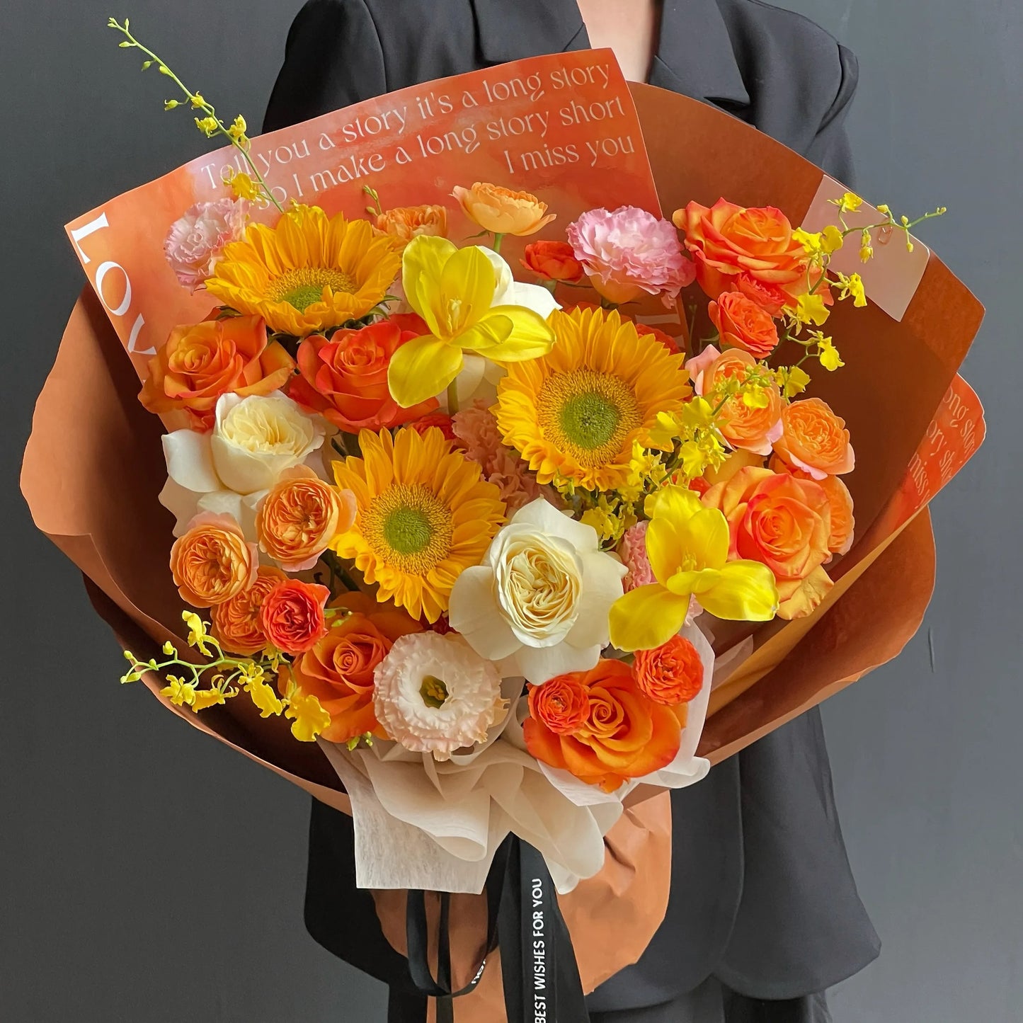 【橙心如意】橙玫瑰向日葵蝴蝶蘭混搭鮮花束