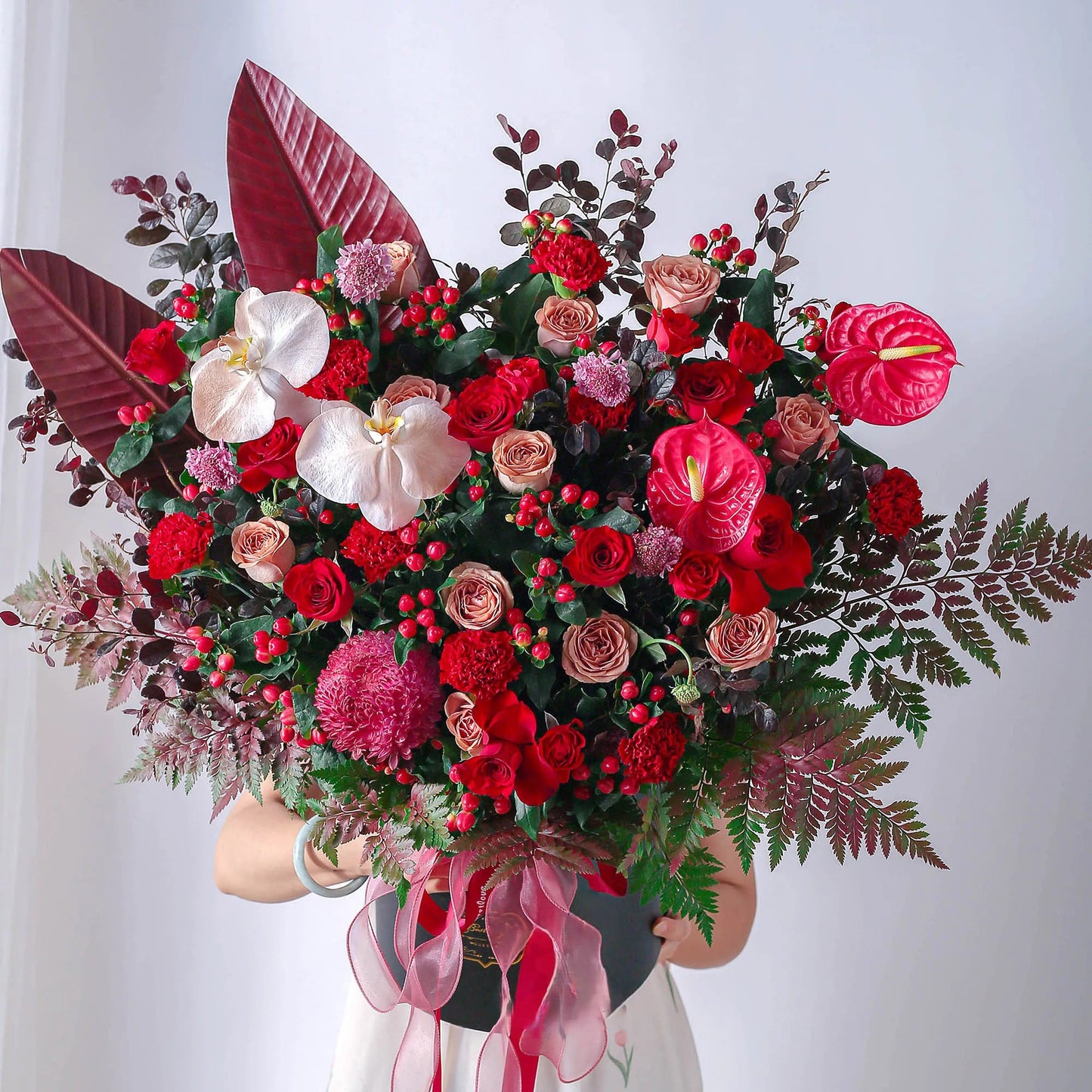 【花開富貴】紅玫瑰紅掌蝴蝶蘭混搭鮮花桶