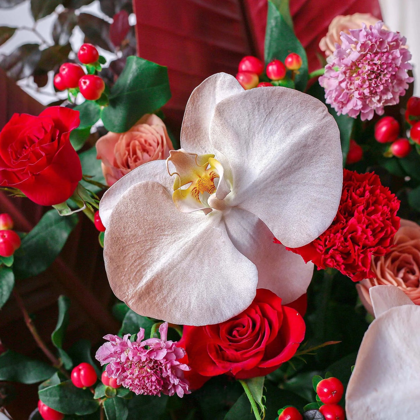 【花開富貴】紅玫瑰紅掌蝴蝶蘭混搭鮮花桶