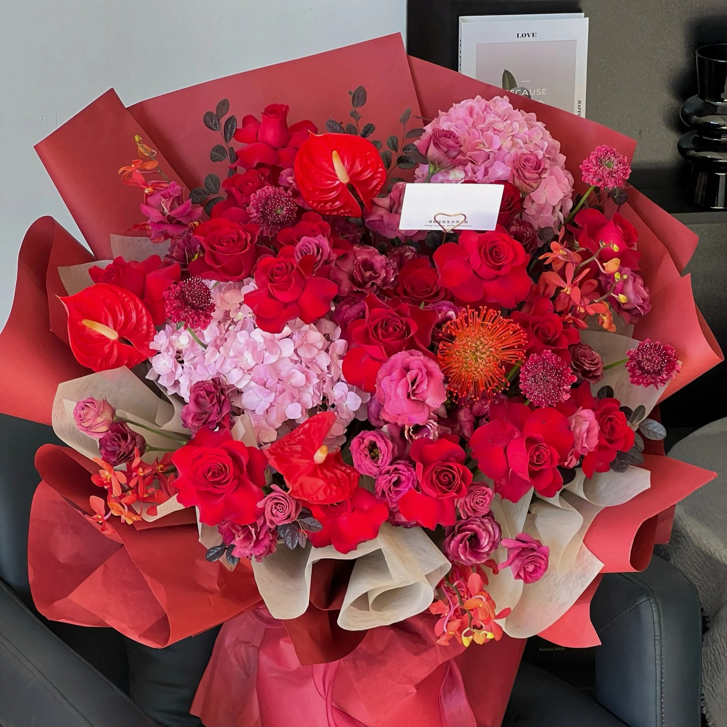 【姹紫嫣紅】紅玫瑰繡球紅掌混搭鮮花束