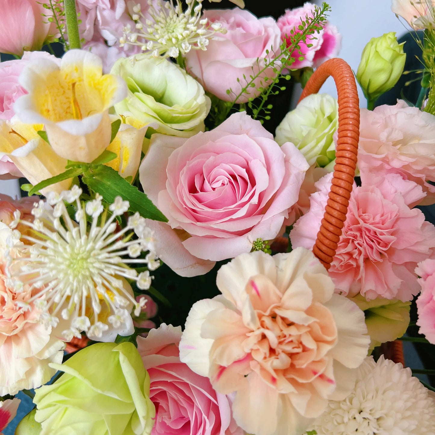 【美好予你】粉雪山康乃馨桔梗混搭鮮花花籃
