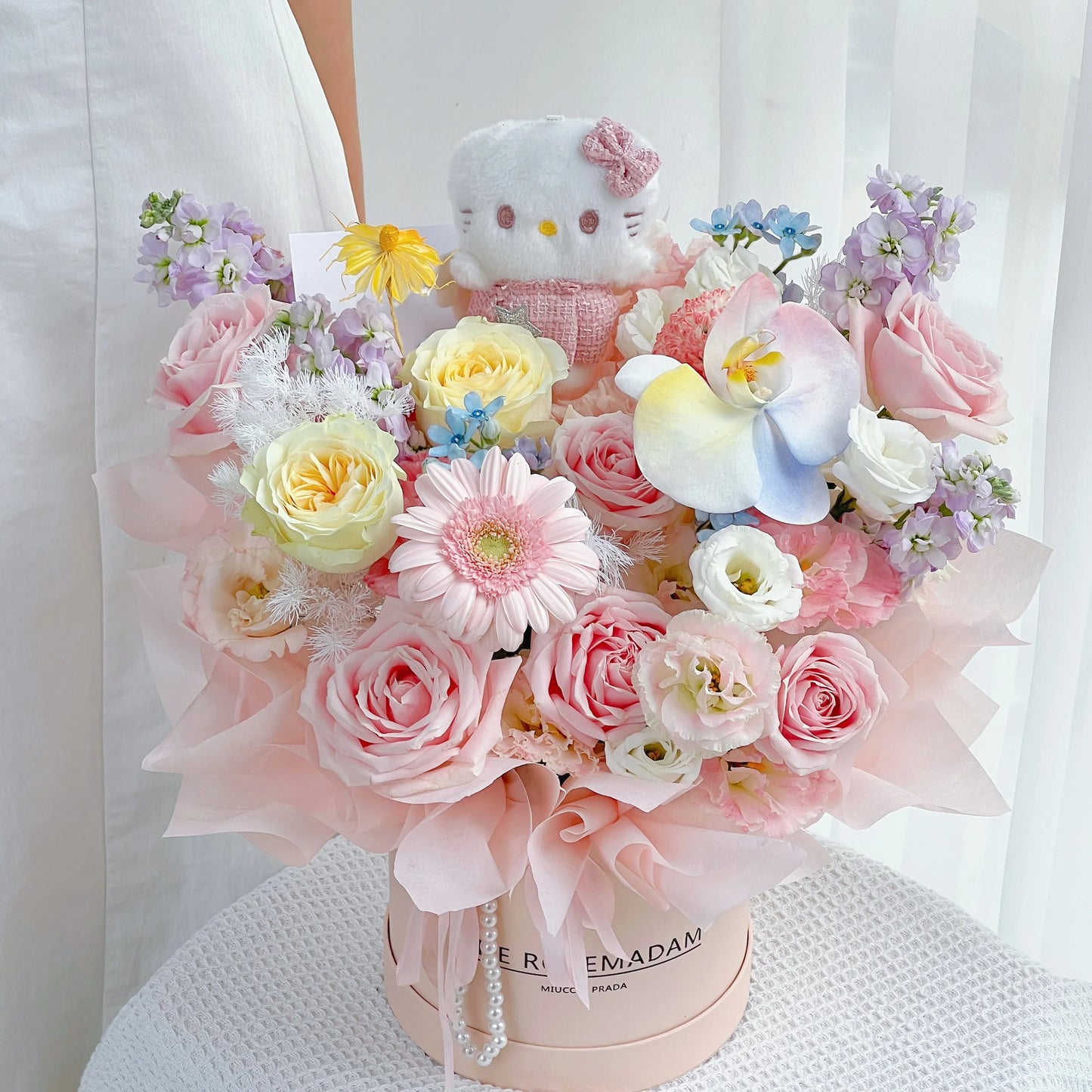 【Hello Kitty】粉雪山奶油杯蝴蝶蘭混搭鮮花桶