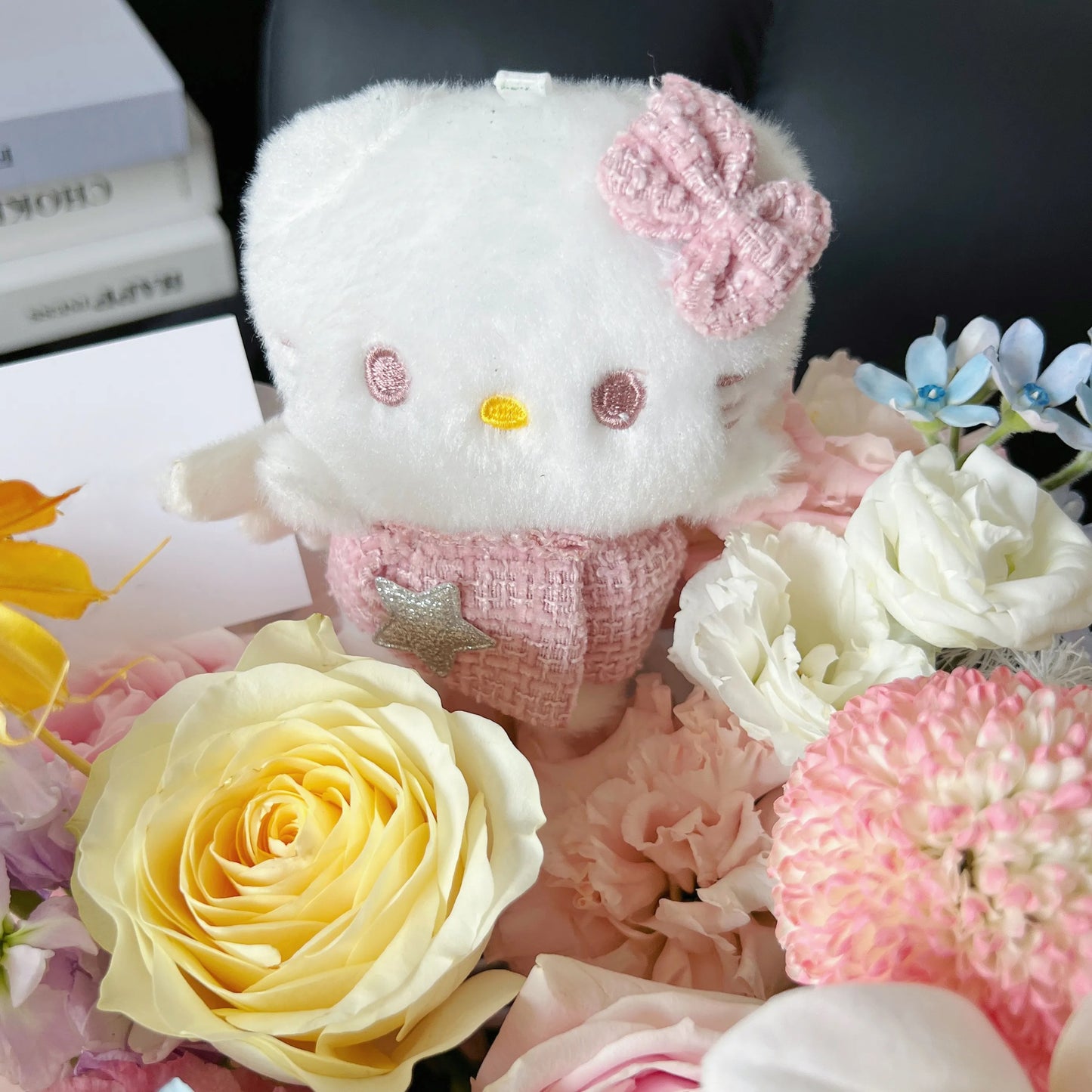 【Hello Kitty】粉雪山奶油杯蝴蝶蘭混搭鮮花桶
