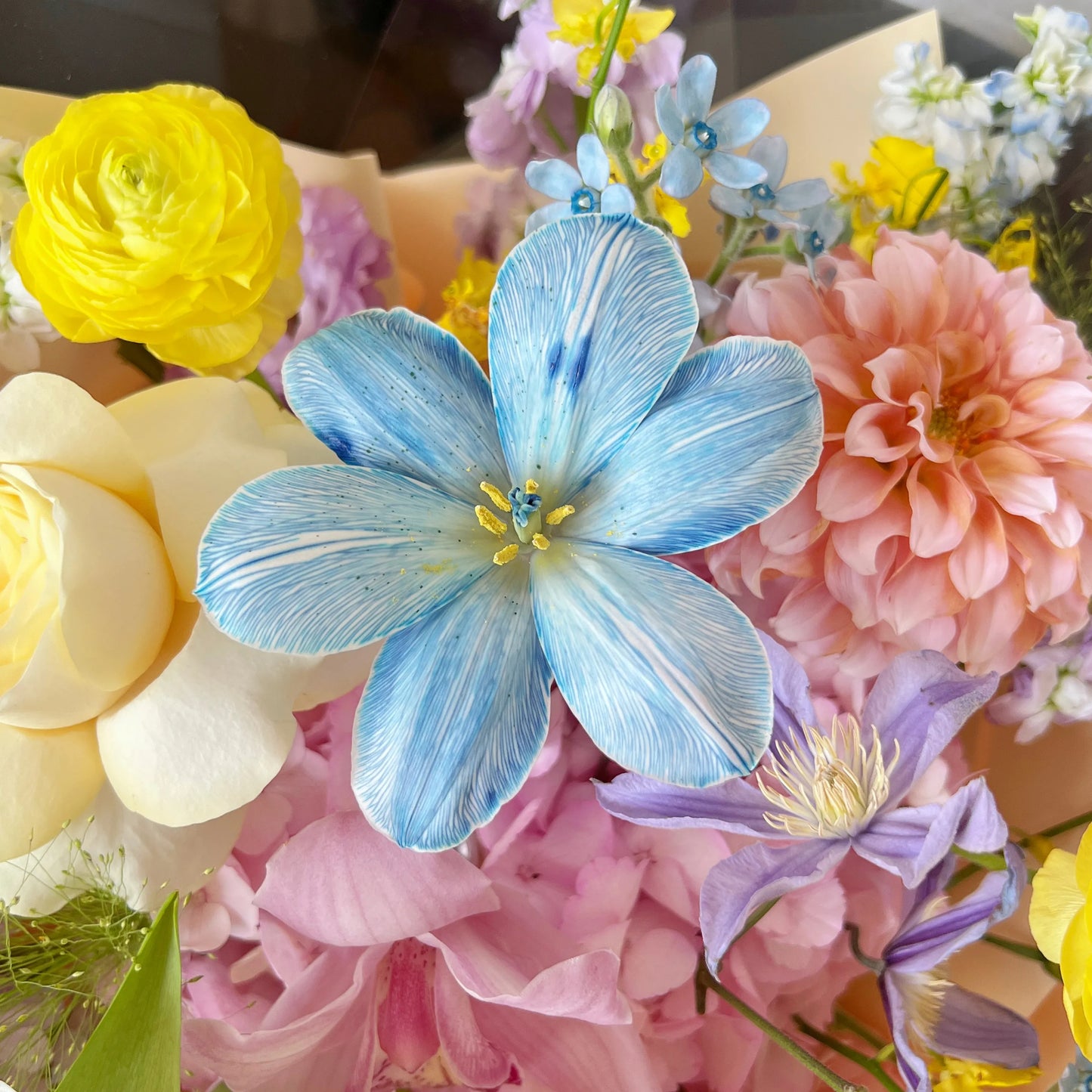 【悅心交響】奶油桃子鬱金香奶油杯混搭多巴胺鮮花束