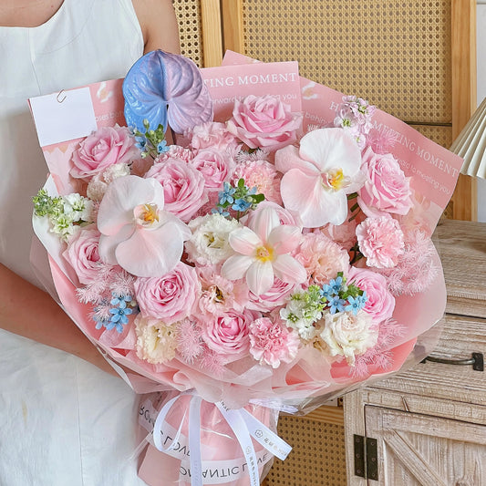 【浪漫花序】粉雪山康乃馨鬱金香混搭鮮花束