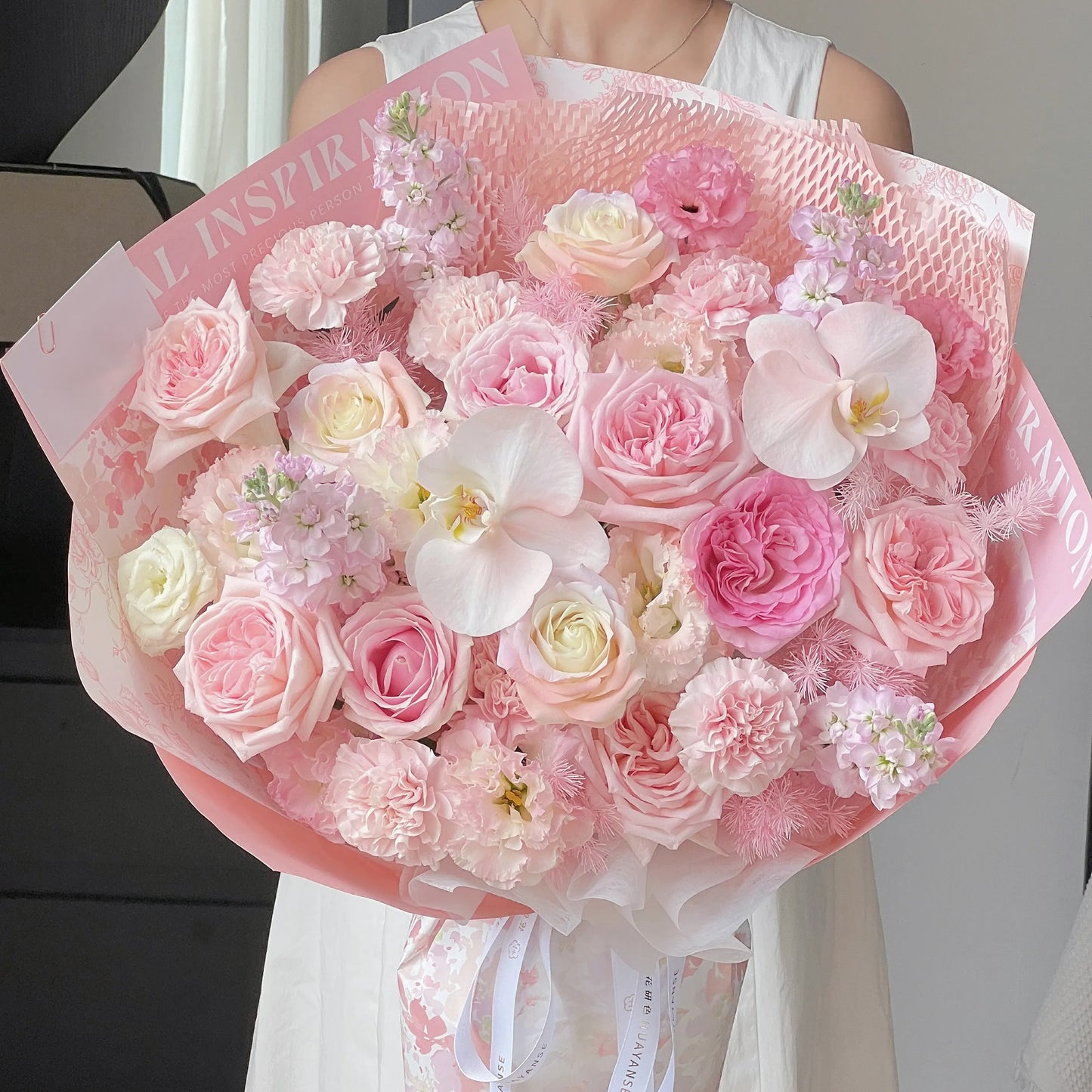 【奶芙甜心】粉荔枝康乃馨蝴蝶蘭混搭鮮花束