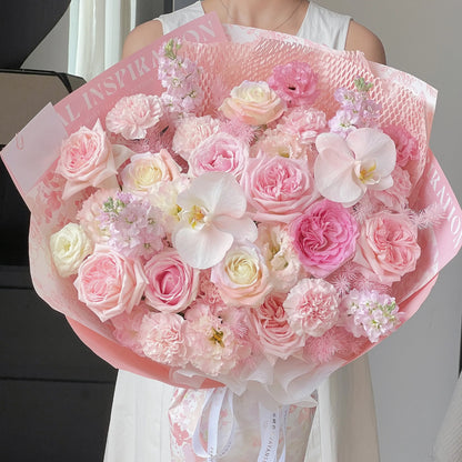 【奶芙甜心】粉荔枝康乃馨蝴蝶蘭混搭鮮花束