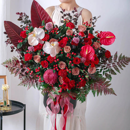 【花開富貴】紅玫瑰紅掌蝴蝶蘭混搭鮮花桶
