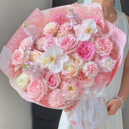 【奶芙甜心】粉荔枝康乃馨蝴蝶蘭混搭鮮花束