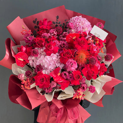 【姹紫嫣紅】紅玫瑰繡球紅掌混搭鮮花束
