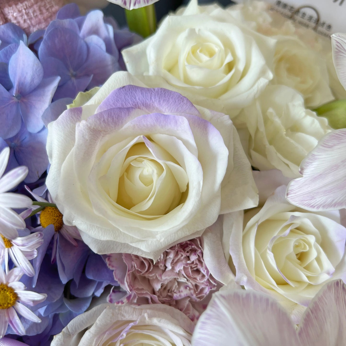 【憩花房】白玫瑰繡球鬱金香混搭鮮花桶